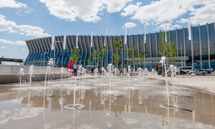 Fuera de la terminal hay un parque paisajístico de 11 hectáreas, una fuente seca y un área de recreación.