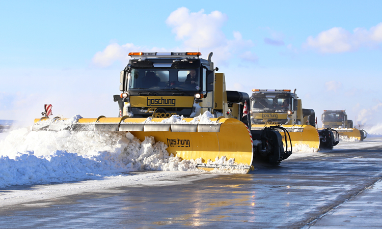 Against the clock: Removing snow from the runway within half an hour